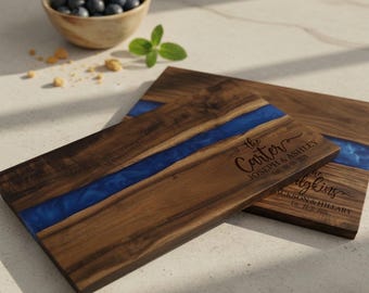 Tabla de cortar de acacia con incrustaciones de resina, tabla de charcutería de resina azul o blanca perlada grabada con el nombre de la familia, regalo de compromiso para parejas