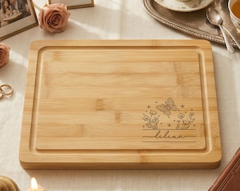 Tabla de cortar personalizada con mariposas de bambú y nogal, tabla de cocina floral con nombre personalizado, regalo grabado para mamá, tabla para servir embutidos.
