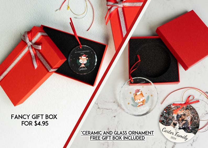Puede incluir: Cajas de regalo rojas con cinta plateada y adornos navide&ntilde;os personalizados. Un adorno presenta una ilustraci&oacute;n de zorro, el otro una foto familiar. El texto en los adornos incluye nombres y "My First Christmas 2024".