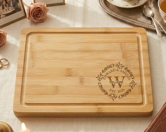 Tabla de cortar con monograma de apellido, regalo familiar o para parejas, tabla de cortar personalizada de bambú y nogal, tabla de embutidos grabada para bodas.