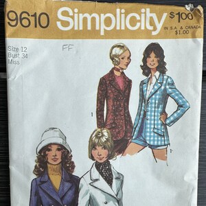 Può includere: Un modello di cucito vintage Simplicity per un blazer doppiopetto. Il modello è per la taglia 12, seno 86 cm, ed è per donne. Il modello mostra tre stili diversi di blazer, uno con un motivo a quadri, uno con un motivo floreale e uno con un colore pieno.