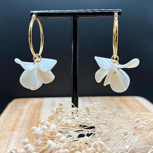 Sézane Flora style stainless steel hoop earrings with flower petals