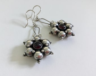 Grandes boucles d'oreilles vintage en grenat argenté, style bohème indien, formes rondes substantielles, boucles d'oreilles pendantes à crochets percées, cadeau accrocheur