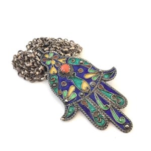 Vintage kabylisk korall emalj Khamsa-hänge, kedjehalsband, etnisk algerisk prydnad, nordafrikanska berberstam-smycken, samlarobjekt.