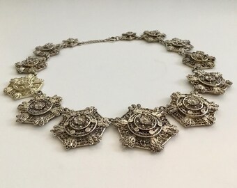 Collier semi-antique à 6 panneaux, motif fleuri et intrigant accrocheur, travail d'Europe de l'Est, fuselé, 4 pièces centrales au centre.