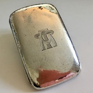 Grand étui de poche semi-antique en argent massif utilisé pour les cigarillos ou les cigarettes extra longues, monogrammé AT-TA, luxe fait main au marteau.