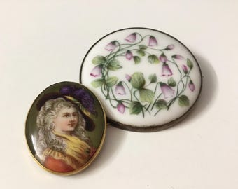 Ancienne grande broche en porcelaine argentée peinte à la main de 1918, également un pendentif broche portrait combiné coloré plus tard, objets de collection à porter