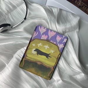 Dackel auf dem Sofa liegend Kindle Hülle mit Handschlaufe - Neues Kindle Paperwhite 12th Gen (Alle Modelle) - Geschenk für Hund Person