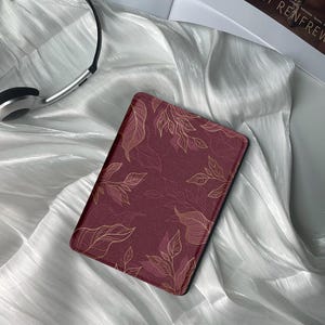 Étui pour Kindle minimaliste feuilles bordeaux esthétiques - Convient aux modèles Kindle Paperwhite 11e génération et à tous les modèles - Cadeaux personnalisés pour elle