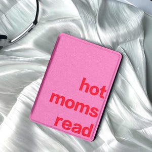 Etui na czytnik e-booków Hot Moms Read Kindle – zupełnie nowy Kindle Paperwhite 12. generacji – książkowy prezent dla mamy. Uroczy prezent na Dzień Matki dla czytelniczki erotycznej. Etui na czytnik e-booków.