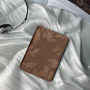 Housse Kindle minimaliste en forme de feuilles brunes - Convient aux modèles Kindle Paperwhite 11e génération et à tous les modèles - Cadeaux personnalisés pour elle