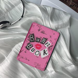 Burn Book Kindle ケース - スタイリッシュなデザインで、Paperwhite 6 インチと 7 インチを含むすべての Kindle モデルにフィット - 彼女へのパーソナライズされたギフト