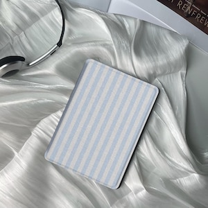 Étui pour Kindle à rayures bleues et blanches avec dragonne - Étui Kobo Clara pour Kindle Paperwhite 12e génération - Idée cadeau personnalisé