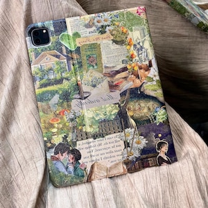 Puede incluir: Una funda para teléfono de estilo collage con una variedad de imágenes, incluyendo una casa, flores y una pareja. La funda tiene un estilo vintage e incluye el texto "Most evidently" y "Dear Miss Daisy".