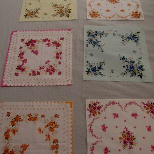 Pu&ograve; includere: Sei fazzoletti vintage con motivi floreali. I fazzoletti sono di vari colori, tra cui rosa, giallo, bianco e blu. Ogni fazzoletto ha un diverso disegno floreale.