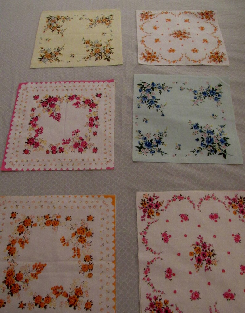 Pu&ograve; includere: Sei fazzoletti vintage con motivi floreali. I fazzoletti sono di vari colori, tra cui rosa, giallo, bianco e blu. Ogni fazzoletto ha un diverso disegno floreale.