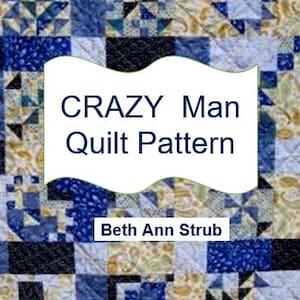 Può includere: Una copertina di modello di trapuntatura con un design patchwork nei toni del blu, crema e nero. Il testo "CRAZY Man Quilt Pattern" è visualizzato su una forma bianca con bordi ondulati. È visibile anche il nome dell'autore, Beth Ann Strub.
