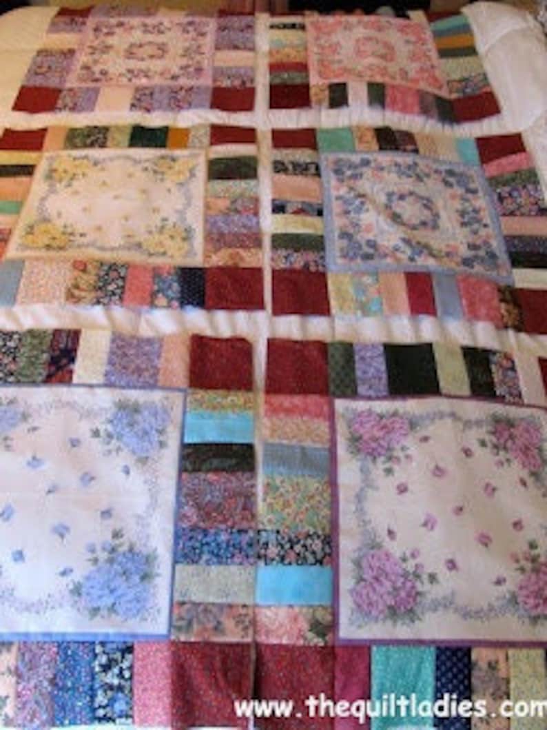 Pu&ograve; includere: Una trapunta realizzata con una variet&agrave; di tessuti, tra cui stampe floreali, strisce e colori solidi. La trapunta &egrave; composta da quadrati e rettangoli ed &egrave; cucita con filo bianco. La trapunta &egrave; stesa su un letto ed &egrave; pronta per essere trapuntata.