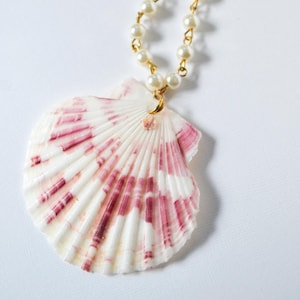 Scallop Pendant Necklace on Pearl Chain