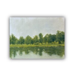 Puede incluir: Pintura al óleo de un paisaje sereno, con una masa de agua que refleja una hilera de árboles verdes bajo un cielo nublado. La obra de arte utiliza una paleta de colores suaves de verdes, amarillos y grises, creando una escena tranquila.