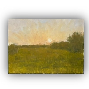 Könnte beinhalten: Ölgemälde eines Sonnenuntergangs über einem Feld. Der Himmel ist eine Mischung aus Gelb- und Orangetönen, wobei das Sonnenlicht nach außen strahlt. Der Vordergrund zeigt ein grünes Feld, und der Horizont ist von dunkelgrünen Bäumen gesäumt.