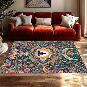 Pode incluir: Um tapete retangular com a silhueta central de uma pessoa em posi&ccedil;&atilde;o de medita&ccedil;&atilde;o rodeada por um padr&atilde;o de mandala detalhado, flores de l&oacute;tus, uma lua crescente e motivos solares em tons de azul profundo, roxo, laranja e creme.