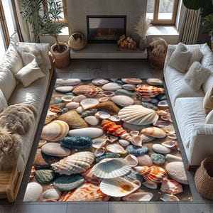 Puede incluir: Una alfombra rectangular que representa una escena de playa con conchas marinas y guijarros. La alfombra muestra una variedad de conchas marinas en tonos blancos, naranjas y marrones, intercaladas con guijarros lisos grises y beige. La alfombra está colocada en un salón.