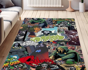 Pode incluir: Um tapete de colagem colorido com um personagem de super-herói com máscara e capa verde. O tapete é composto por vários painéis de quadrinhos e ilustrações. O texto "MF DOOM" aparece várias vezes no tapete.