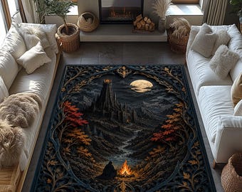 Pode incluir: Um tapete retangular com uma paisagem de fantasia sombria, apresentando um castelo imponente, uma lua cheia e uma figura sentada junto a uma fogueira. A cena é emoldurada por uma borda escura com padrões de folhas e vinhas esculpidas.
