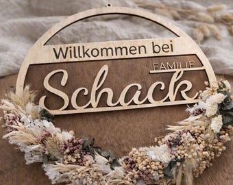 Welkom bij de houten deurkrans van de familie [Naam] | Gepersonaliseerd deurbordje met gedroogde bloemen | Boho decoratie voor de voordeur | Cadeau voor een housewarming | Bruiloft