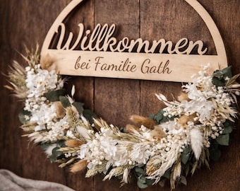 Bienvenue chez la famille [Nom] ! Couronne en bois, panneau de porte personnalisé avec fleurs séchées, décoration bohème, cadeau de pendaison de crémaillère, mariage.