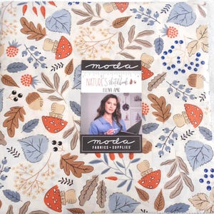Puede incluir: Una pieza de tela cuadrada con un patrón repetitivo de setas naranjas, hojas de roble marrones, bayas azules y bellotas beige sobre fondo crema. Una etiqueta de Moda Fabrics muestra una regla de 4 pulgadas y a Elena Amo.