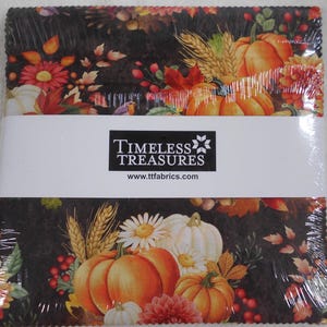 Puede incluir: Una pila cuadrada de cuadrados de tela envueltos en plástico transparente, con un fondo oscuro estampado con calabazas naranjas, espigas de trigo, bayas rojas y hojas de otoño. Una banda blanca muestra el texto Timeless Treasures y www.ttfabrics.com.