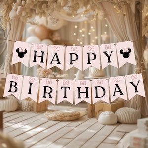 K&ouml;nnte beinhalten: Ein Banner mit den Worten "HAPPY BIRTHDAY" in schwarzen Buchstaben auf rosa Wimpeln. Das Banner ist mit schwarzen Minnie-Mouse-Silhouetten und Schleifen verziert. Der Hintergrund umfasst dekorative Elemente und einen Holzboden.