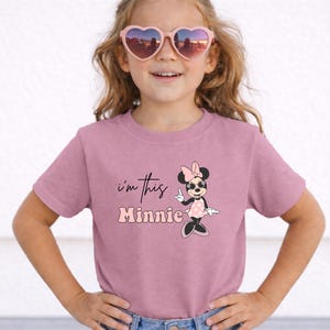 Camiseta de cumpleaños para niños pequeños "Soy esta Minnie", Camiseta de cumpleaños de Minnie Mouse, Camiseta de Minnie para niños de un año, Camiseta de viaje de cumpleaños de Disney imagen 4