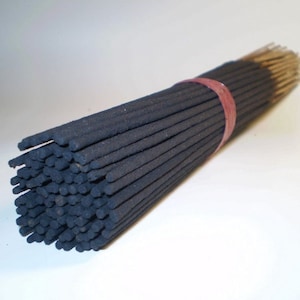 Puede incluir: Un paquete de varillas de incienso negras atadas con una banda elástica roja. Las varillas miden aproximadamente 25 cm de largo y tienen un núcleo de madera natural.