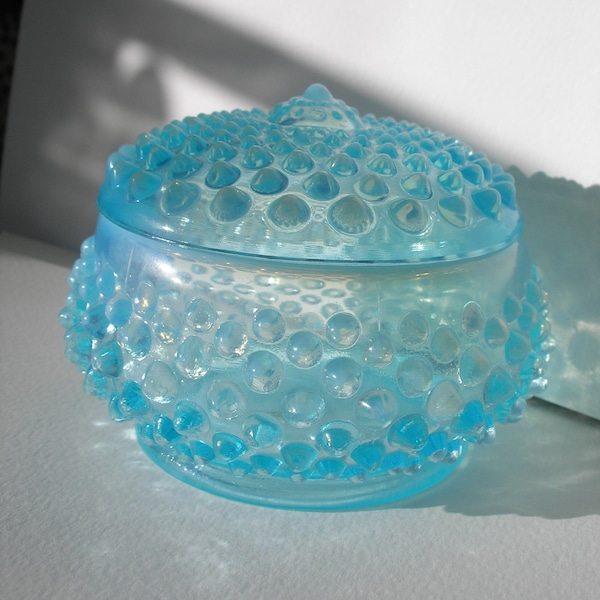 vintage Mid Century Fenton Blue Opalescent Glass Hobnail Round Puff Box Couvercle 1950