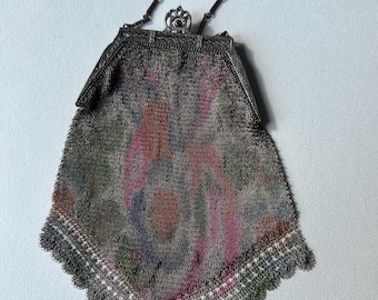 Bolsa vintage eduardiana Art Déco assinada por Whiting Davis Dresden em malha pastel, estilo melindrosa, 1905, com fecho de joia.