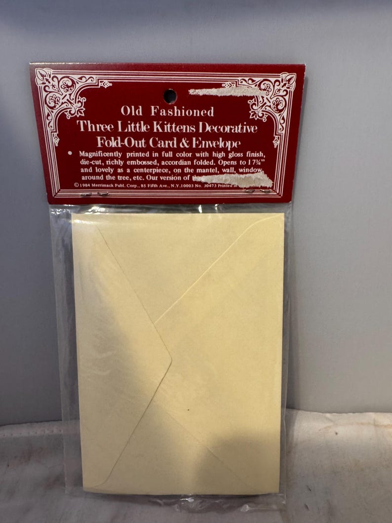 Peut inclure: Une carte et une enveloppe pliantes jaunes avec une bordure rouge et blanche. La carte pr&eacute;sente un motif de trois chatons. Le texte sur le devant indique "Old Fashioned Three Little Kittens Decorative Fold-Out Card & Envelope".