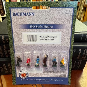 Bachmann HO Scale Figures - Waiting Passengers
