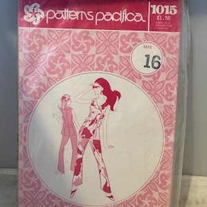 Puede incluir: Un patrón de costura vintage para un pantalón. El patrón es de Patterns Pacifica y es de talla 16. El patrón es rosa y blanco y presenta a una mujer usando el pantalón.