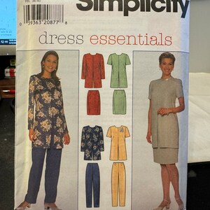 以下が含まれることがあります： シンプルパターン番号7844は、ドレスの必需品のためのものです。このパターンには、花柄のロングスリーブドレス、無地のショートスリーブドレス、無地のノースリーブドレスなど、さまざまなスタイルのドレスを作るための指示が含まれています。
