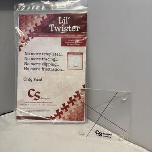 Może przedstawiać: Przezroczyste plastikowe narzędzie Lil' Twister do robienia wiatraczków, z czarnymi oznaczeniami i przezroczystymi nóżkami. Narzędzie znajduje się obok opakowania z napisem "Lil' Twister".