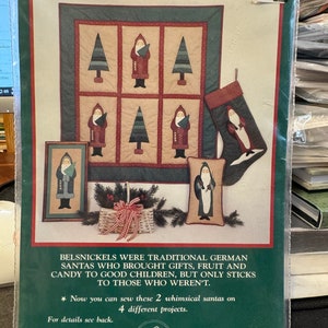 Może przedstawiać: Wzór na kołdrę z fantazyjnym wzorem przedstawiającym Belsnickela, czyli Świętego Mikołaja. Wzór zawiera instrukcje do czterech różnych projektów. Wzór pochodzi od Country Appliques, P.O. Box 7109, Shawnee Mission, KS 66207-7109, (913) 491-1237, CA-46.