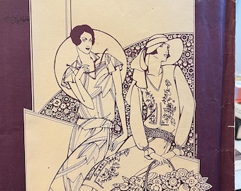 Peut inclure: Un patron de couture vintage pour une robe de thé de 1927. Le patron comprend des instructions pour le smocking et la broderie. Le patron est illustré avec deux femmes portant la robe.