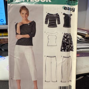 Könnte beinhalten: Ein Schnittmuster für ein Damen-Oberteil und eine Hose. Das Schnittmuster ist von New Look und in Größe 10-22. Das Schnittmuster heißt "easy" und enthält ein schwarz-weiß gestreiftes Oberteil, ein weißes Tanktop, ein schwarz-weiß gepunktetes Oberteil, einen schwarz-weißen Blumenrock, eine weiße Hose mit schwarzem Streifen und eine gestreifte Hose.