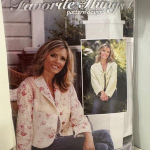 Puede incluir: Un patrón de costura para una chaqueta llamada "The Frayed Jacket" con versiones de cuarto gordo y a medida. El patrón es de Favorite Things pattern designs. La imagen muestra a dos mujeres usando la chaqueta, una con estampado floral y la otra con un color sólido.