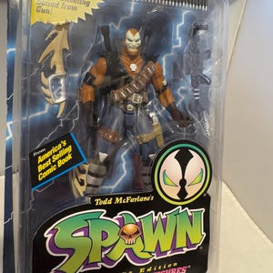 Puede incluir: Figura de acción Ultra-Action Deluxe Edition de Spawn, un personaje de cómic, en un paquete de plástico. La figura es un hombre musculoso con la cabeza calva, pintura facial blanca y un atuendo marrón y negro. Incluye una pistola y una cuchilla.