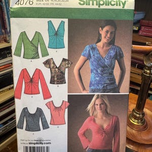 Può includere: Cartamodello Simplicity 4076 per top da donna, con modelli a scollo a V e dettagli arricciati. La confezione mostra illustrazioni dei capi finiti. Il logo Simplicity è visibile. Taglie U5 16,18,20,22,24, EUR 42-50, FR 44-52.