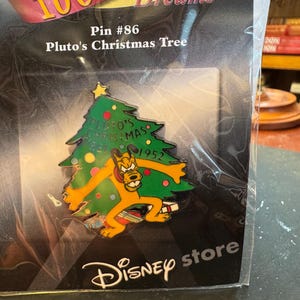 Broche nº 86 da série "100 Anos de Sonhos de Walt Disney" - A Árvore de Natal do Pluto